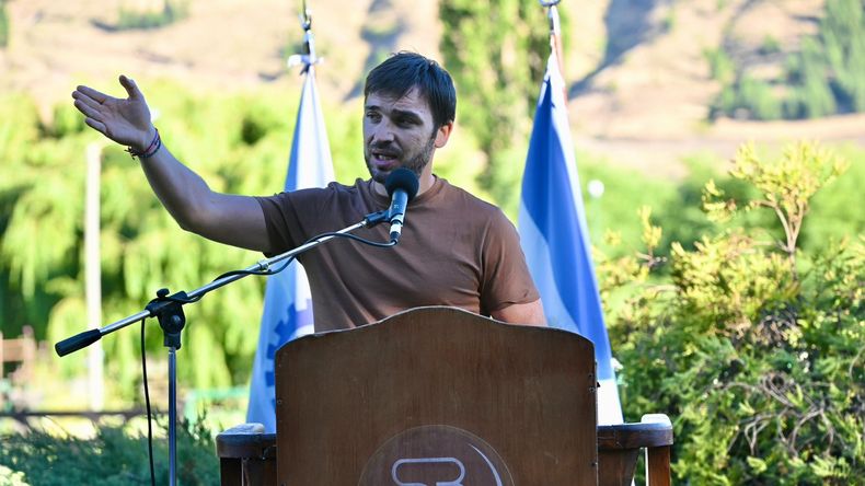 Adorni calific&oacute; de "extorsi&oacute;n" la advertencia del gobernador Ignacio Torres.