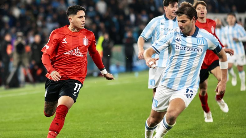 Facundo Far&iacute;as, de Estudiantes LP, escapa ante la marca de Santiago Sosa.