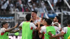 De la Fuente festeja con sus compañeros. De la Fuente festeja con sus compañeros.