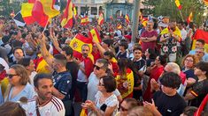 Miles de personas se congregaron en la Plaza de los Reyes.
