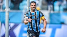 Suárez marcó por segundo partido consecutivo y lleva seis tantos en 17 partidos en Gremio. Suárez marcó por segundo partido consecutivo y lleva seis tantos en 17 partidos en Gremio.