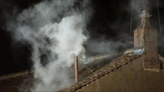 El humo blanco anuncia la llegada de un nuevo Papa. El humo blanco anuncia la llegada de un nuevo Papa.