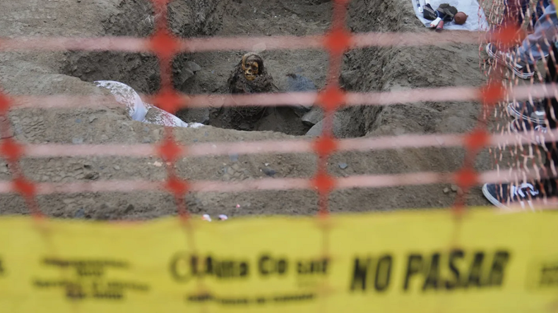 Encontraron una momia de más de 900 años durante una excavación en Perú.