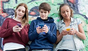 Esta actitud expresa una relación compleja con la tecnología y trae consecuencias a nivel físico y psicológico.