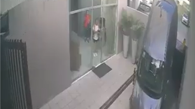El vehículo cayó al vacío por el hecho.