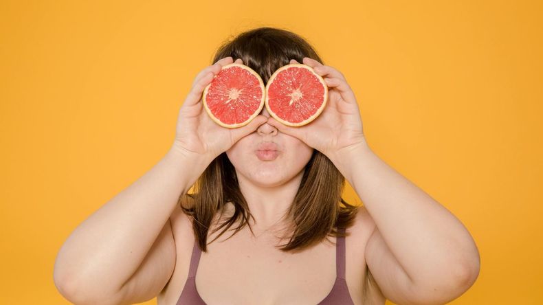 Comer despacio es un hábito clave para favorecer una buena digestión y una adecuada absorción de nutrientes, aunque con frecuencia se descuida en la vida cotidiana.  