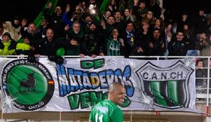 Julio Serrano y los hinchas de Nueva Chicago en Barcelona. Julio Serrano y los hinchas de Nueva Chicago en Barcelona.