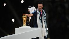 El entrenador celebró la consagración. El entrenador celebró la consagración.