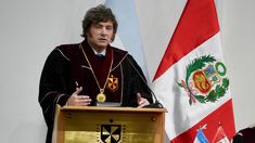 Javier Milei fue distinguido con el título de Doctor Honoris Causa por la Universidad San Martín de Porres de Perú.