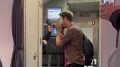 Emotivo momento en un avión de la línea de bandera Emotivo momento en un avión de la línea de bandera