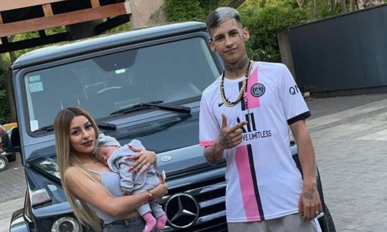 L-Gante y Tamara Báez con su hija Jamaica.