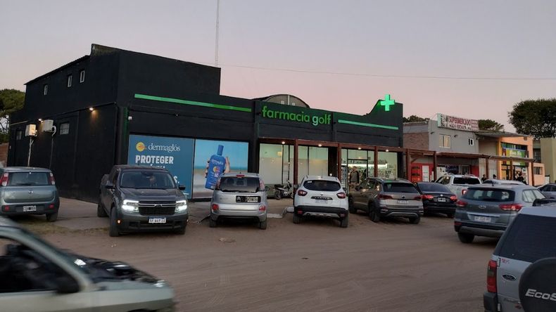 CelesteLópez y María Girini son dueños de la Farmacia Golf ubicada en Fragata Sarmiento 425