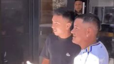 Alán Velasco se sacó fotos con algunos hinchas de Boca al llegar a la clínica donde se hizo la revisación médica. Alán Velasco se sacó fotos con algunos hinchas de Boca al llegar a la clínica donde se hizo la revisación médica.