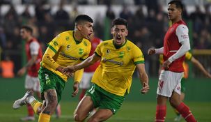 Frías y Togni festejan el 1-0.