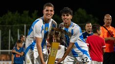 La lista definitiva de 21 futbolistas convocados por Diego Placente incluye a representantes de clubes locales e internacionales. La lista definitiva de 21 futbolistas convocados por Diego Placente incluye a representantes de clubes locales e internacionales.