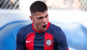 Alexis Cuello festeja su gol, el primero del CASLA.