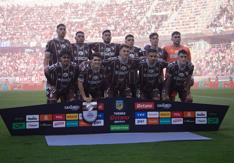 El equipo campeón ante Huracán: Picco, Salomón, Vázquez, Silva, Lotti y Cozzani (arriba); Ronaldo Martínez, Taborda, Mainero, Herrera y Saborido (hincados).