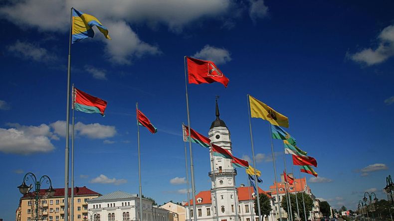 Las banderas nacionales son mucho más que simples piezas de tela: son emblemas que condensan la historia, los valores y la identidad de un pueblo. 