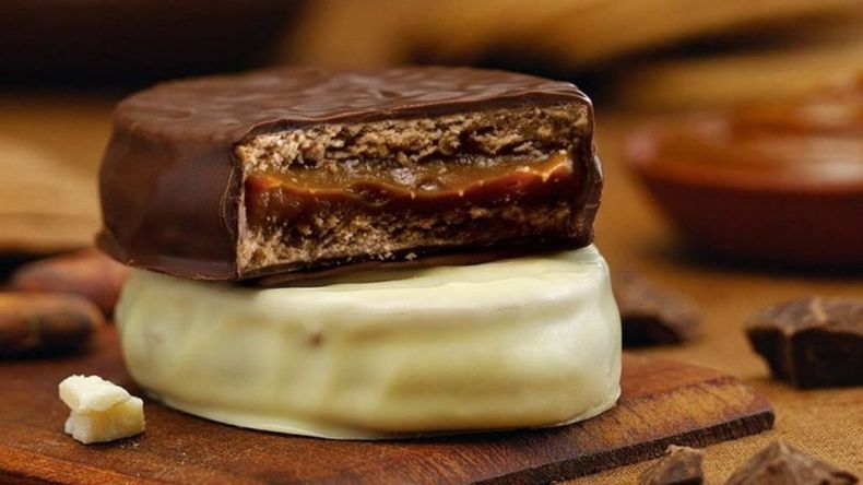 Su cobertura de chocolate es de 70% cacao amargo y las tapas de la masa tienen incorporada sal marina, lo que proporciona un interesante contraste de sabores.  
