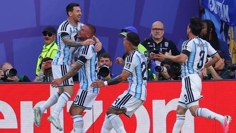 Messi festejando el triunfo de la Scaloneta ante Suiza este sábado 11 de julio en Kansas.