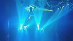 El momento en el que los trapecistas caen, en su show en el circo de Brasil.