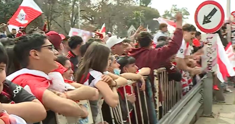 Los hinchas se autoconvocan en el Puente Labruna para alentar al plantel antes de partir a La Bombonera