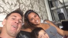 Messi, su mujer Antonella y su hijo Thiago en una selfie con mate incluido Messi, su mujer Antonella y su hijo Thiago en una selfie con mate incluido