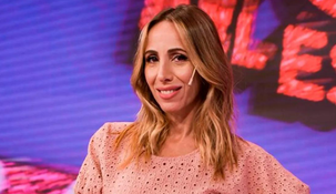 La periodista se rió del blooper en cámara.