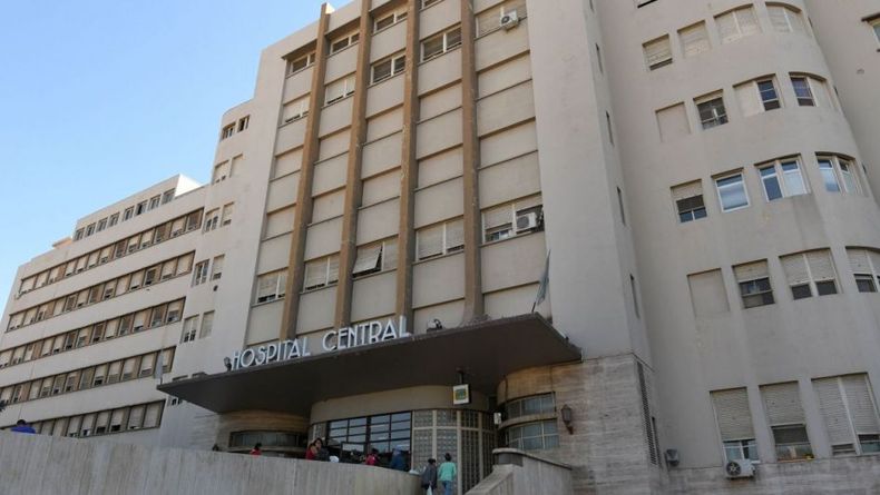Uno de los reclusos no resistió la maniobra y sufrió graves heridas tras el impacto contra el suelo.