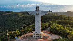 El Cristo Protector de Encantado se erige como el tercer monumento católico más alto del mundo. El Cristo Protector de Encantado se erige como el tercer monumento católico más alto del mundo.