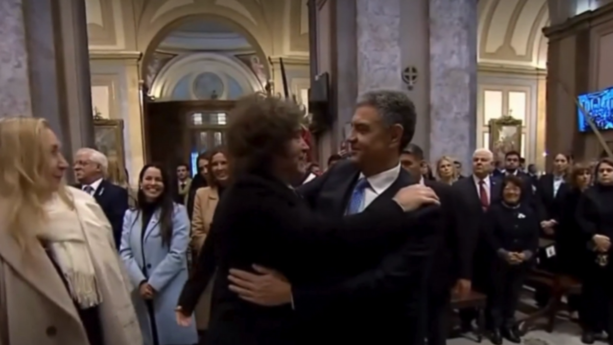Gesto de distensión: Javier Milei saludó con un abrazo a Jorge Macri en el Tedeum