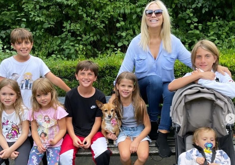 Nora Colosimo junto a sus nietos.