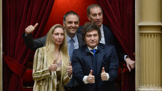 Manuel Adorni junto a Javier Milei, Karina y Diego Santilli.&nbsp;