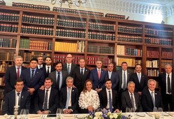 Luis Caputo y Diego Santilli en la reunión en Francia. Luis Caputo y Diego Santilli en la reunión en Francia.