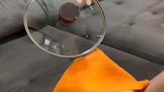 Cómo limpiar el sillón con una tapa de olla