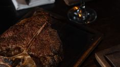 Un restaurante con especialidad en carnes maduradas. Un restaurante con especialidad en carnes maduradas.