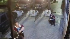 Una oficial de policía fue atacada por un delincuente en Balvanera. Una oficial de policía fue atacada por un delincuente en Balvanera.