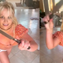 Britney suele bailar en sus redes con diferentes elementos en las manos. Britney suele bailar en sus redes con diferentes elementos en las manos.
