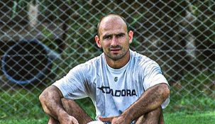 El 10 y la pelota, la imagen que mejor retrata su vida.