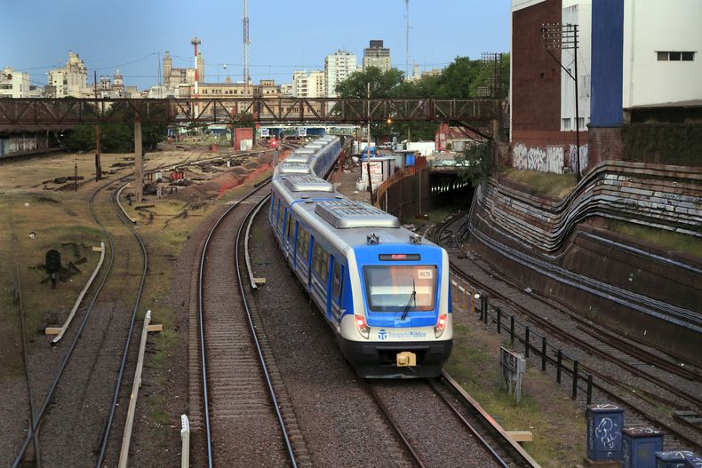 Eximen de impuestos a importaciones para el sistema ferroviario en medio de reclamos por el deterioro del servicio