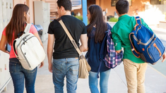 El mensaje principal de la campaña dice: “El bullying no es cosa de chicos. Si sentís que algo pasa, no lo dejes pasar.” El mensaje principal de la campaña dice: “El bullying no es cosa de chicos. Si sentís que algo pasa, no lo dejes pasar.”