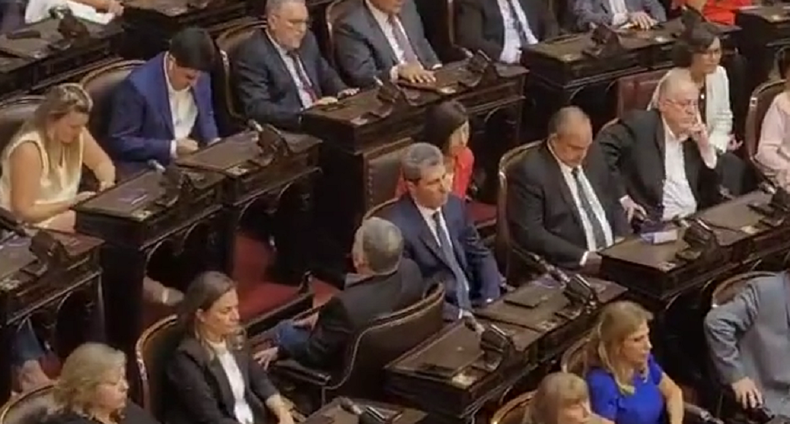 Paco Manrique presenció el discurso de Milei a espaldas. Paco Manrique presenció el discurso de Milei a espaldas.