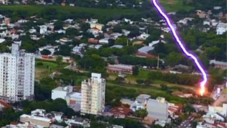 Impresionante: un video captó el momento exacto en que cae un rayo sobre un árbol.&nbsp;