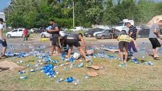 Un camión que trasladaba cerveza volcó a la altura de Campana y fue saqueado por vecinos y vehículos del lugar. Un camión que trasladaba cerveza volcó a la altura de Campana y fue saqueado por vecinos y vehículos del lugar.