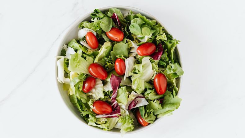 Estas ensaladas son un verdadero festín visual con sus trozos vibrantes y distintos elementos. 