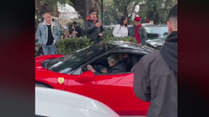 El conductor intentaba sacar la Ferrari de un estacionamiento. El conductor intentaba sacar la Ferrari de un estacionamiento.