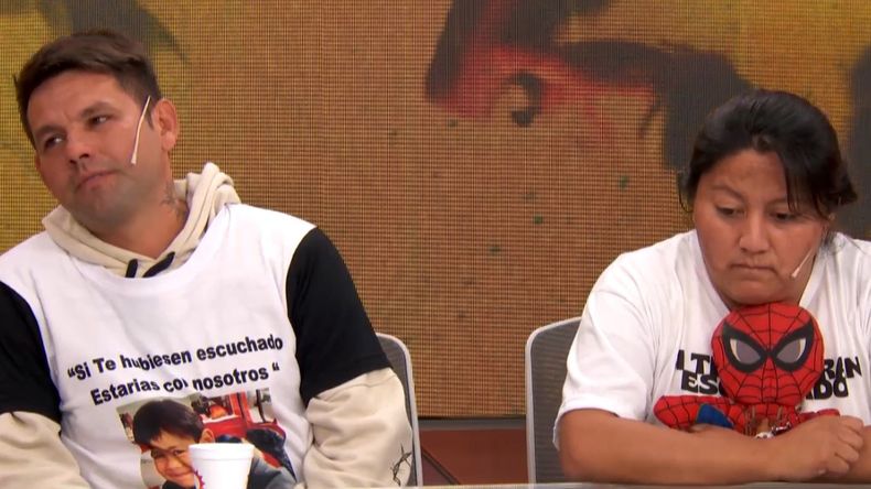 Luis López, el padre, y Lorena, madrastra de Ángel durante una entrevista televisiva, en la previa a la vigilia en el Obelisco. 