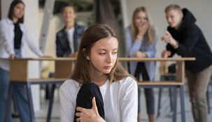 Las burlas pueden convertirse en violencia verbal y psicológica.