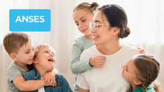 Una familia con seis hijos cobrará $574.516,80 este mes, según confirmó la Anses. Una familia con seis hijos cobrará $574.516,80 este mes, según confirmó la Anses.