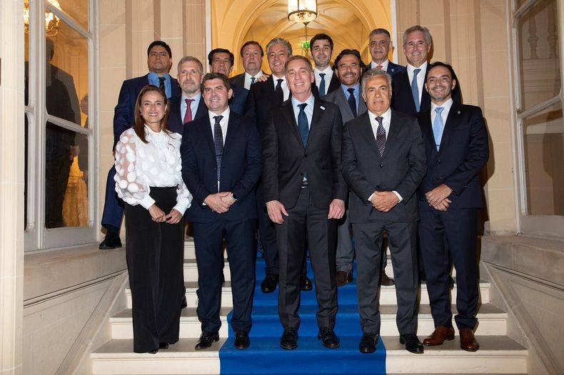 Distintos gobernadores acompañaron a Javier Milei en Francia.